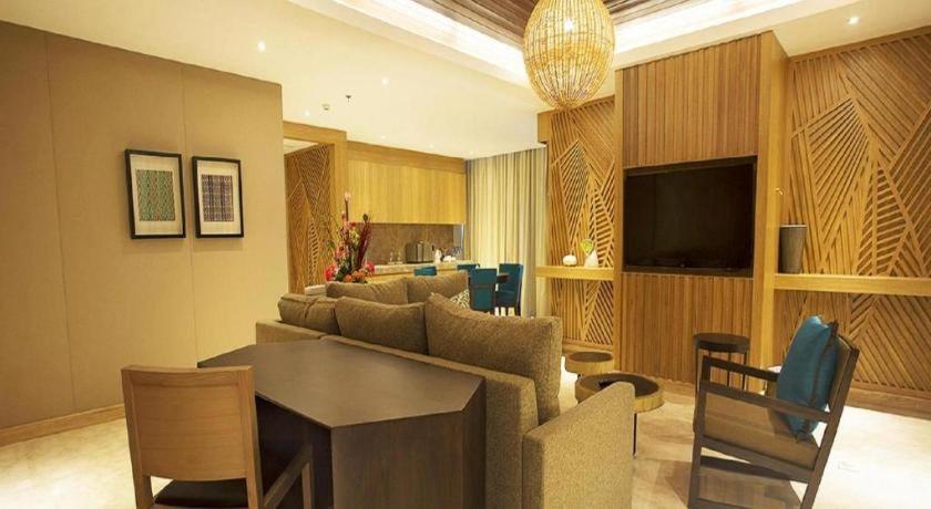The Rinra Hotel Makassar Exterior photo