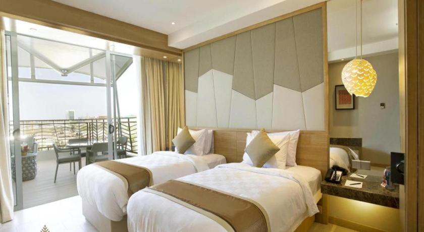 The Rinra Hotel Makassar Exterior photo