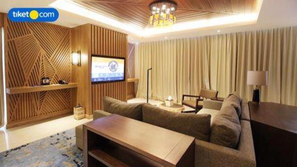 The Rinra Hotel Makassar Exterior photo