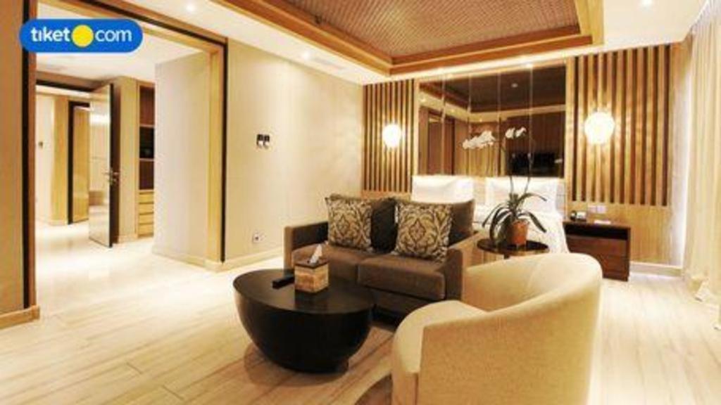 The Rinra Hotel Makassar Exterior photo