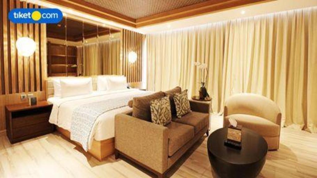 The Rinra Hotel Makassar Exterior photo