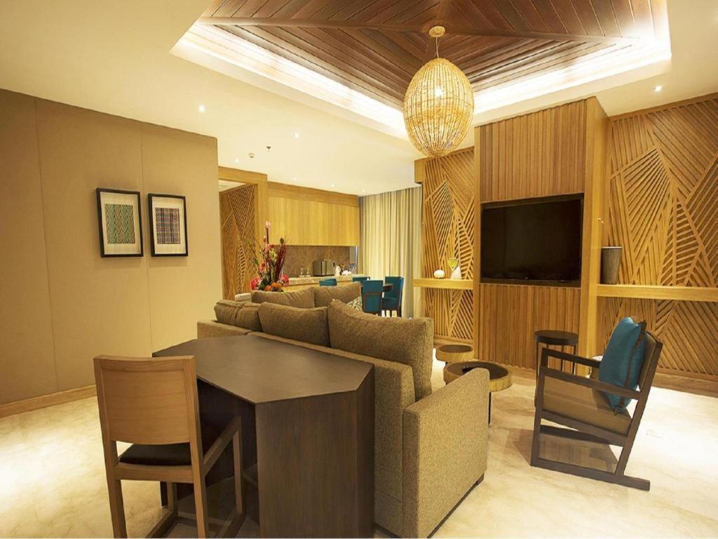 The Rinra Hotel Makassar Exterior photo