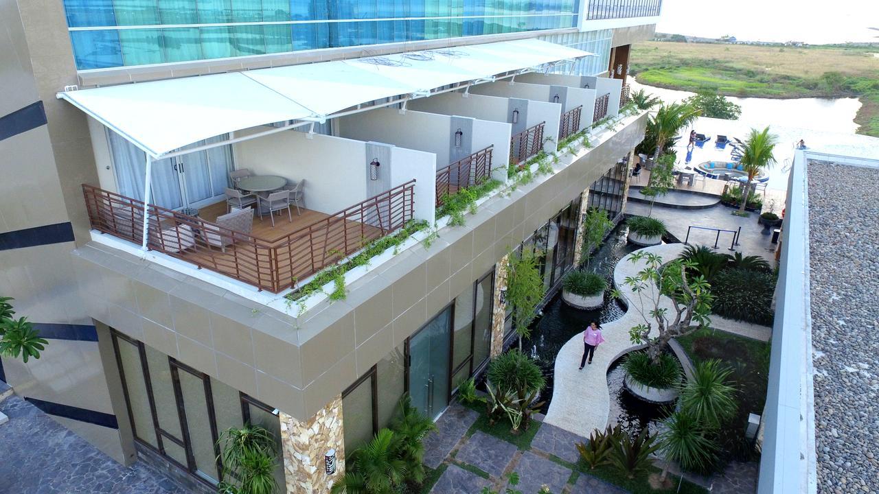 The Rinra Hotel Makassar Exterior photo