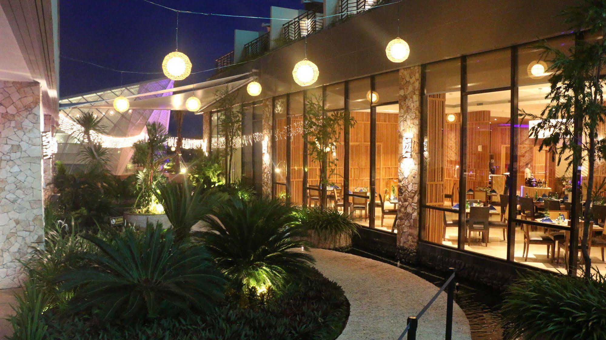 The Rinra Hotel Makassar Exterior photo