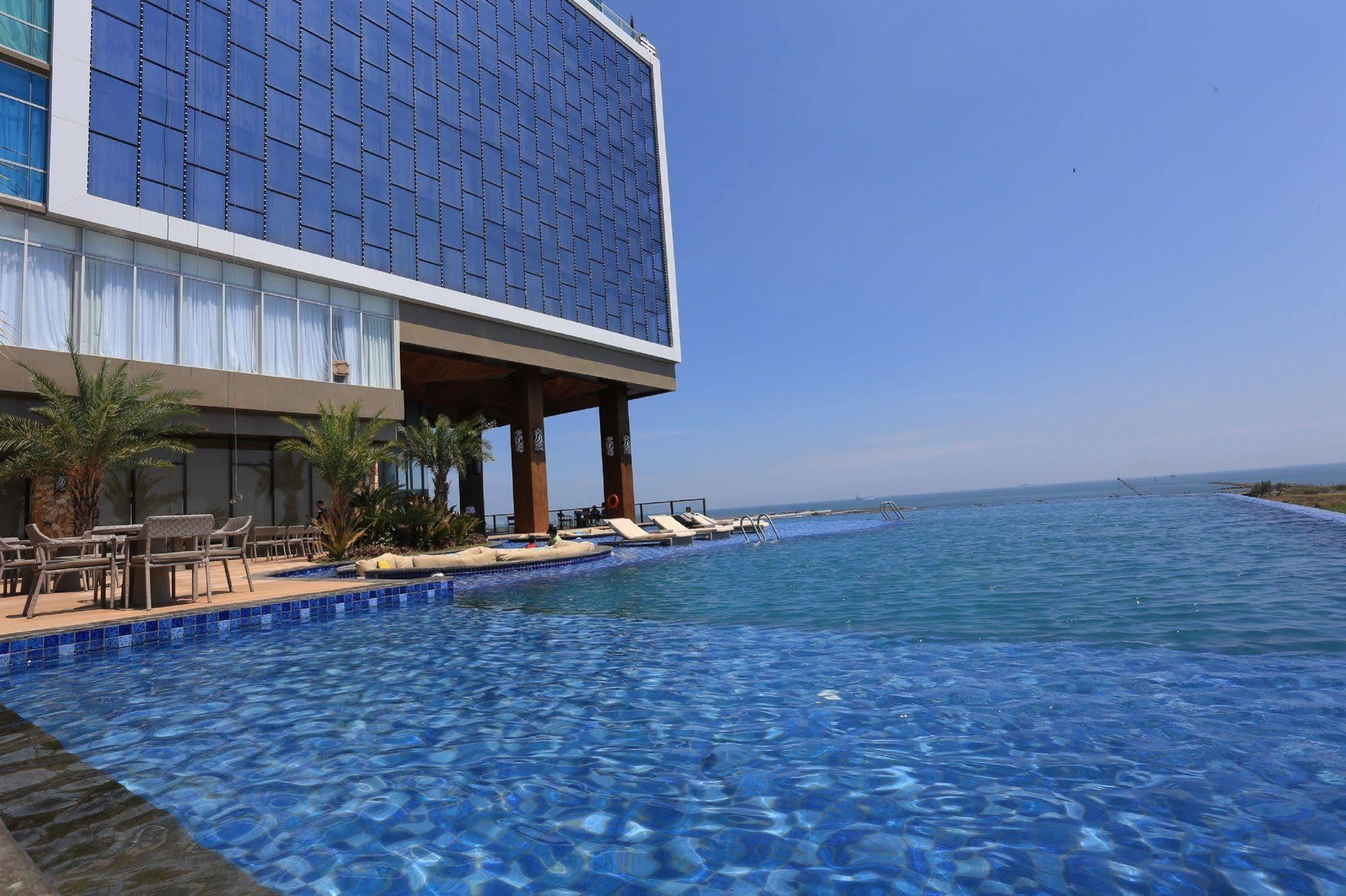 The Rinra Hotel Makassar Exterior photo