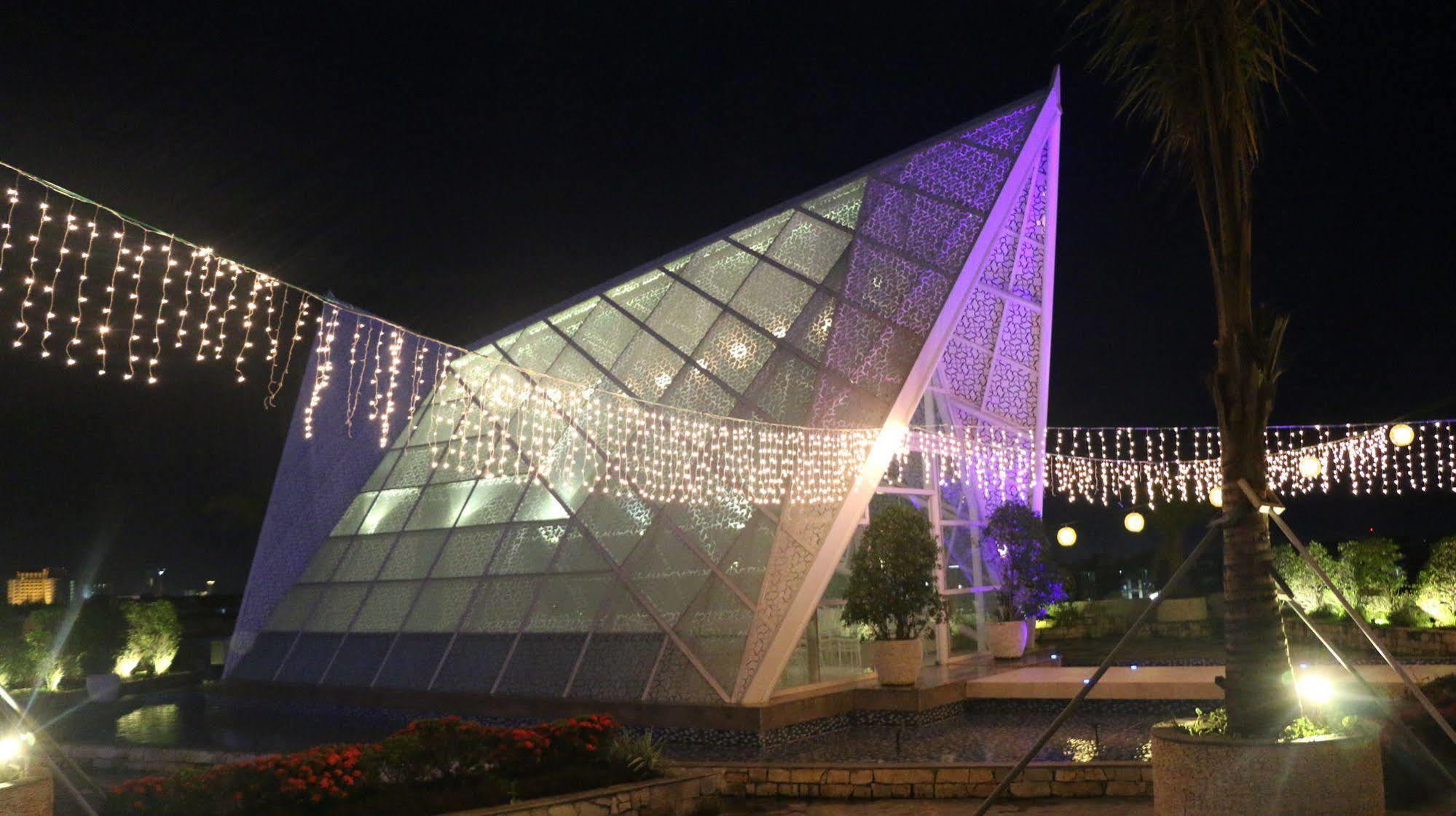 The Rinra Hotel Makassar Exterior photo