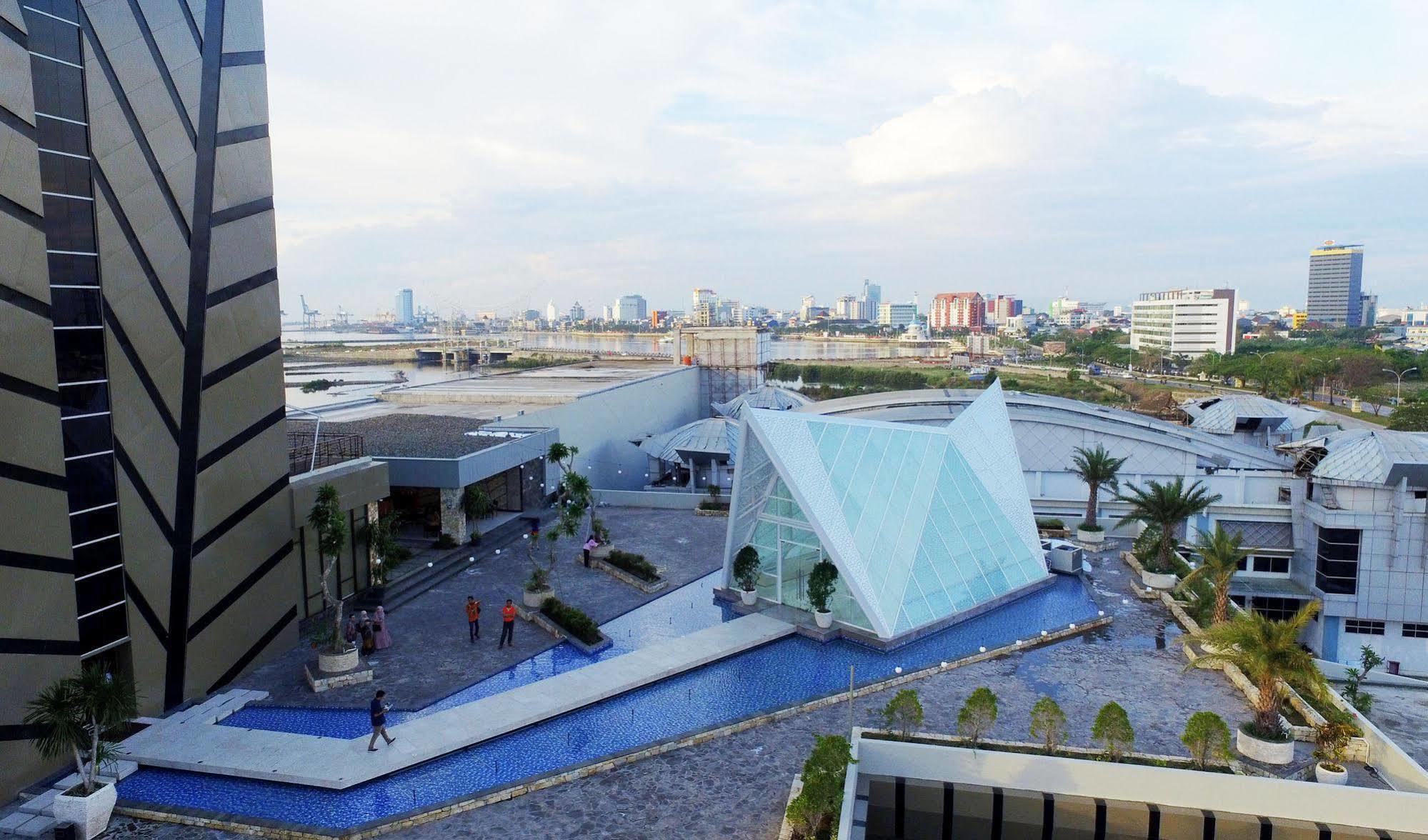 The Rinra Hotel Makassar Exterior photo